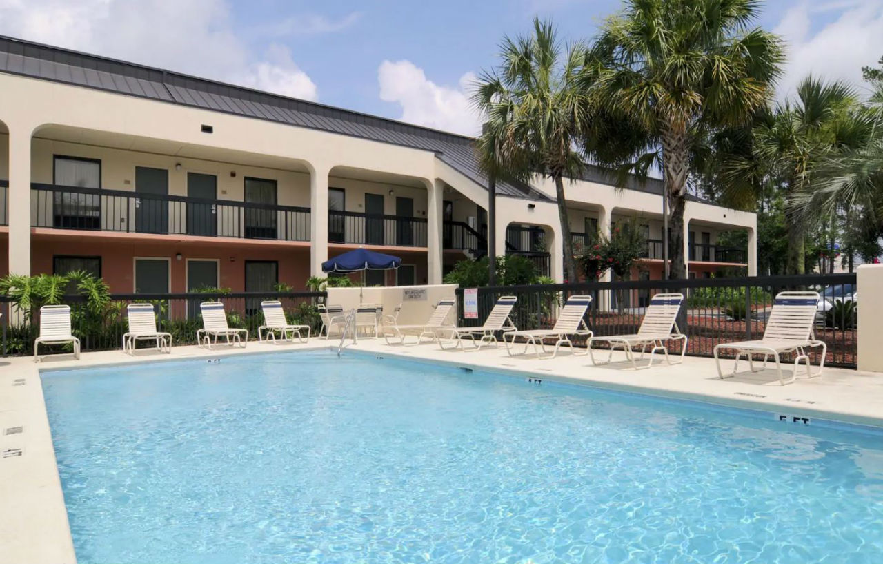 Baymont By Wyndham Tallahassee Exterior photo